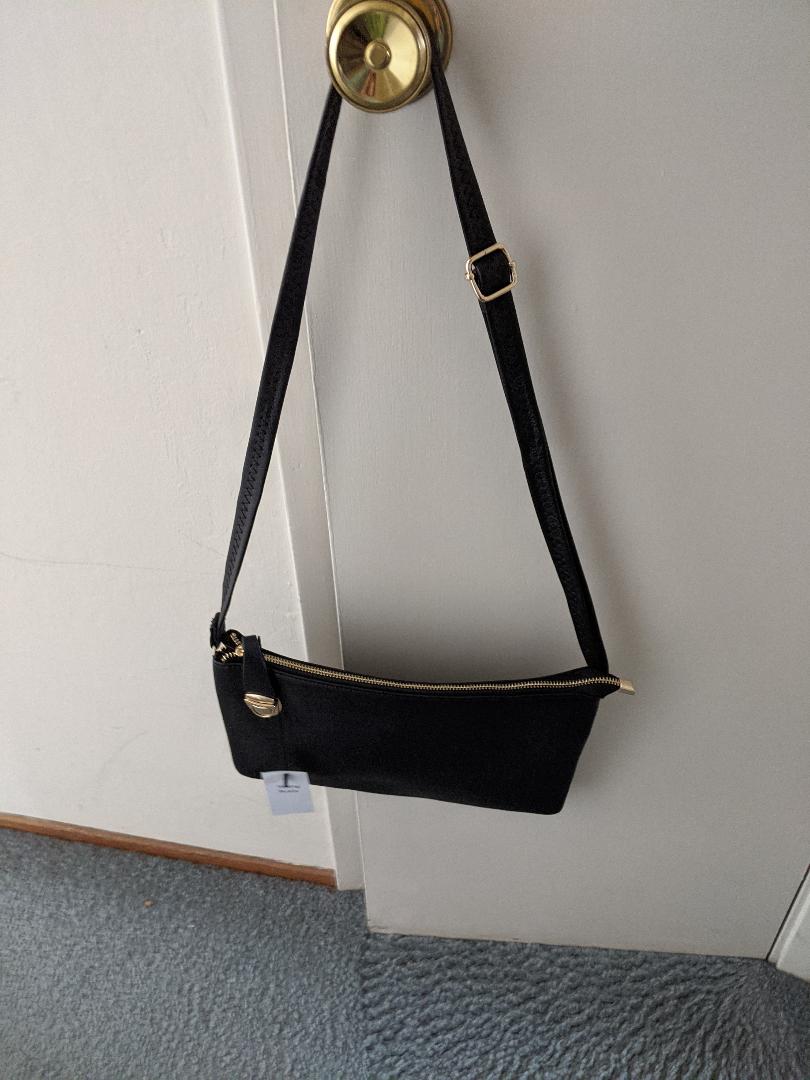 Dia & Company Black Flat Crossbody Handbag-NEW